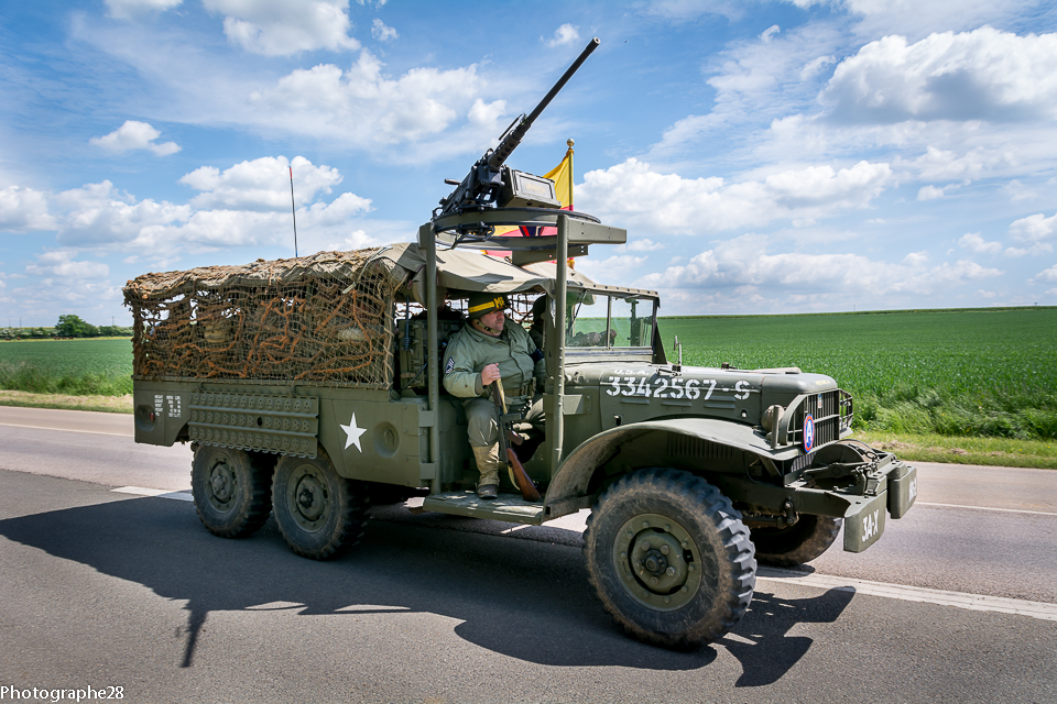 PHOTO ALLEMANDE GUERRE WW2 -- 2 soldats dans plantes sur le front